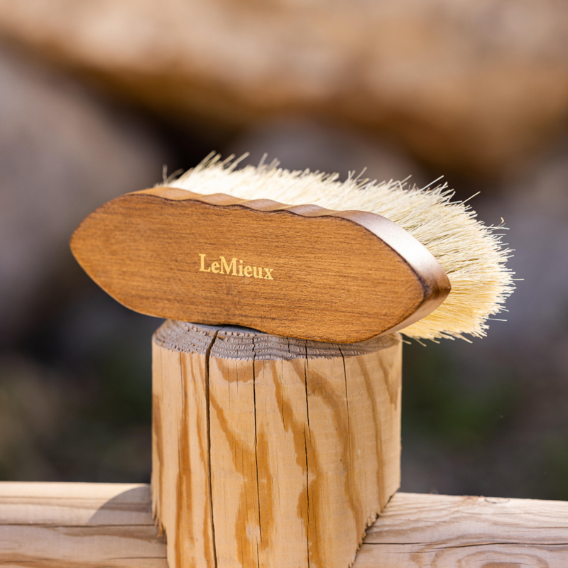 LeMieux Artisan Deep Clean Dandy Brush Brown-1
