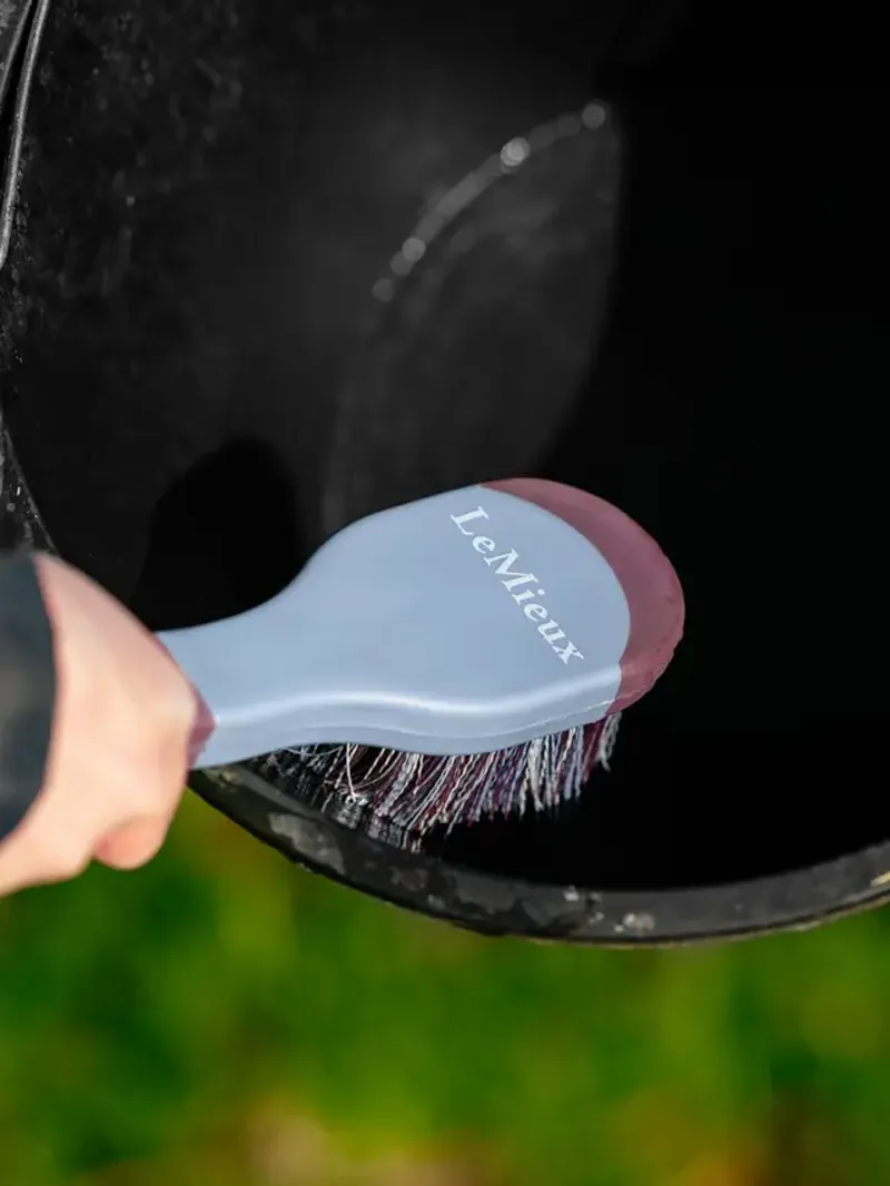 LeMieux Bucket Brush Powder Blue Mallow-1