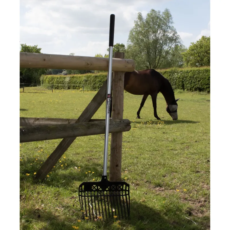 Fynalite Value Plastic Stable Fork 120cm Long Handle 